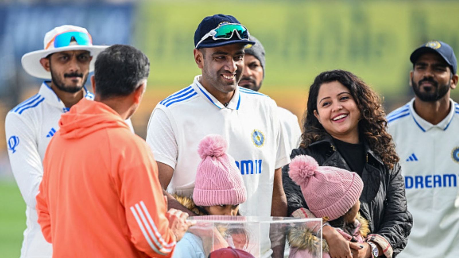 IND vs ENG, Ashwin 100th Test Match : अश्विन को 100वें टेस्ट मैच में उनकी पत्नी और बच्चों के सामने राहुल द्रविड़ ने दिया स्पेशल गिफ्ट, BCCI ने शेयर की तस्वीर  IND vs ENG, Ashwin 100th Test Match : अश्विन को 100वें टेस्ट मैच में उनकी पत्नी और बच्चों के सामने राहुल द्रविड़ ने दिया स्पेशल गिफ्ट, BCCI ने शेयर की तस्वीर