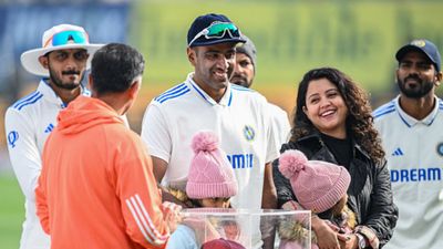 IND vs ENG, Ashwin 100th Test Match : अश्विन को 100वें टेस्ट मैच में उनकी पत्नी और बच्चों के सामने राहुल द्रविड़ ने दिया स्पेशल गिफ्ट, BCCI ने शेयर की तस्वीर  अश्विन को 100वें टेस्ट मैच के लिए स्पेशल गिफ्ट देते राहुल द्रविड़