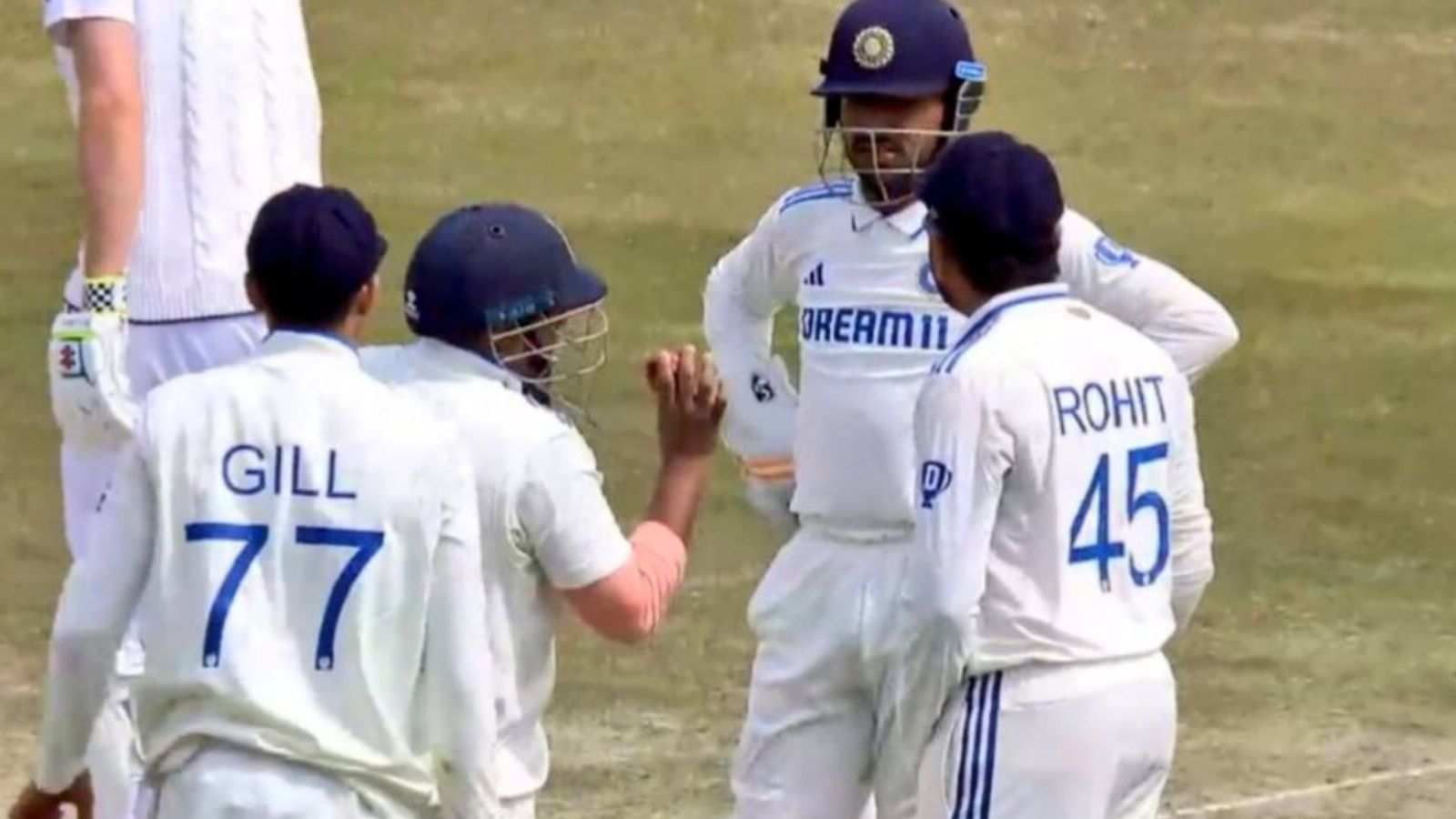 IND vs ENG: सरफराज खान-ध्रुव जुरेल दो मौकों पर हुए एक-दूसरे के खिलाफ, रोहित शर्मा ने दिया किसका साथ और क्यों खफा हुए कुलदीप? IND vs ENG: सरफराज खान-ध्रुव जुरेल दो मौकों पर हुए एक-दूसरे के खिलाफ, रोहित शर्मा ने दिया किसका साथ और क्यों खफा हुए कुलदीप?