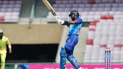 IPL 2024 से पहले हार्दिक पंड्या की बड़े भाई क्रुणाल ने बंद की बोलती, बैटिंग में किया बुरा हाल डीवाई पाटिल टी20 कप में हार्दिक पंड्या रिलायंस वन की कप्तानी कर रहे हैं