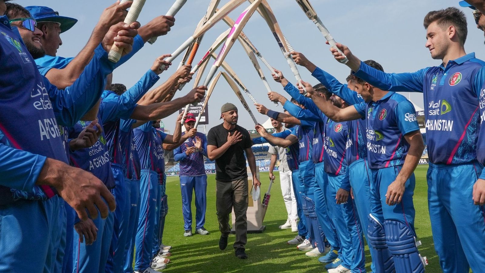 बड़ी खबर: 30 दिन पहले किया था टेस्ट डेब्यू और अपने देश के लिए वनडे की पहली गेंद खेलने वाले क्रिकेटर ने लिया संन्यास, इस तरह ली विदाई बड़ी खबर: 30 दिन पहले किया था टेस्ट डेब्यू और अपने देश के लिए वनडे की पहली गेंद खेलने वाले क्रिकेटर ने लिया संन्यास, इस तरह ली विदाई