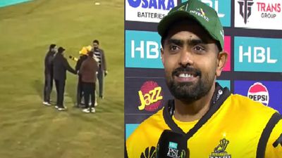 बाबर आजम ने Live मैच में जिसके फोन से ली सेल्फी, उसे पुलिस ने पकड़ा, PSL 2024 में मचा बवाल, Video बाबर आजम ने मैदान में घुसने वाले फैन के साथ फोटो ली