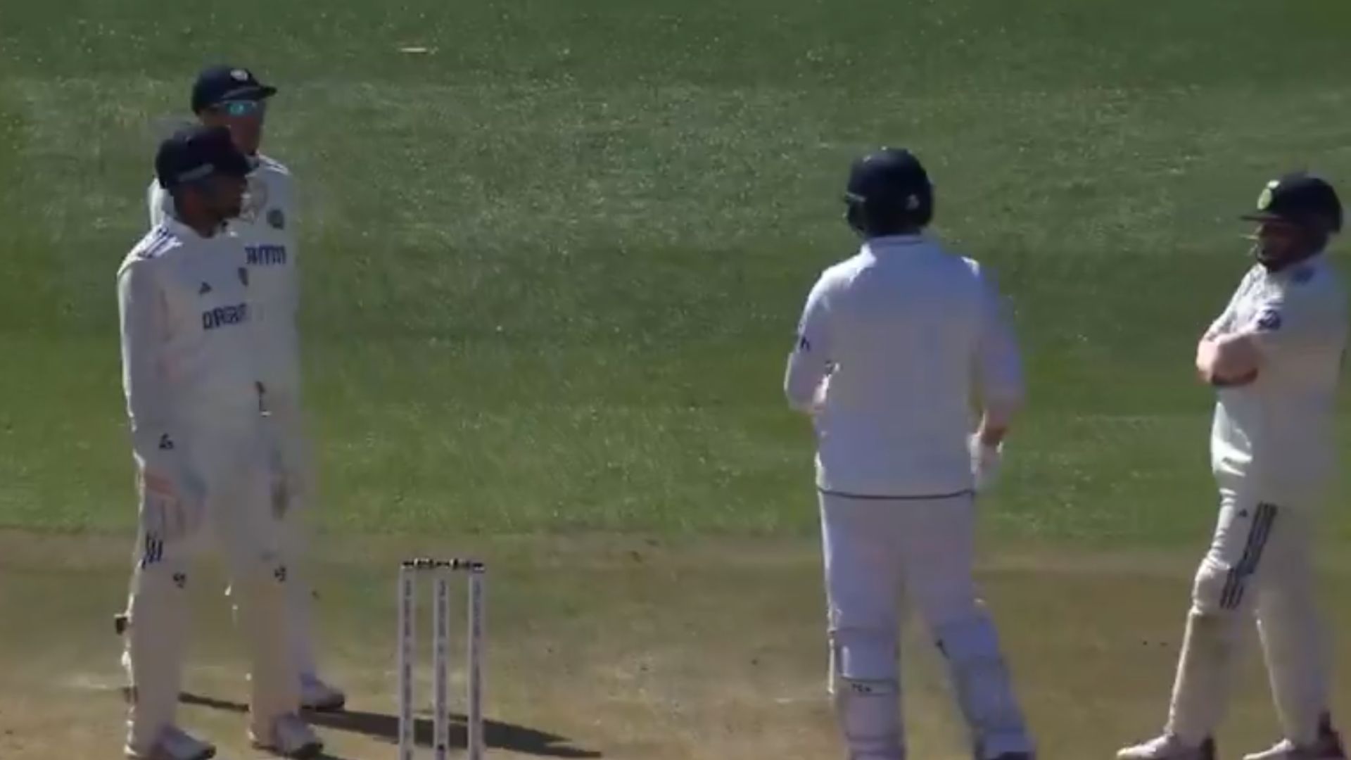 IND vs ENG : बेयरस्टो-शुभमन गिल बीच मैदान भिड़े, मामला बिगड़ता देख सरफराज भी हुए आगबबूला, कहा- थोड़े रन बना लिए तो उछल रहा है, Video धर्मशाला टेस्ट मैच में बहस के दौरान जॉनी बेयरस्टो, शुभमन गिल, ध्रुव जुरेल और सरफराज खान