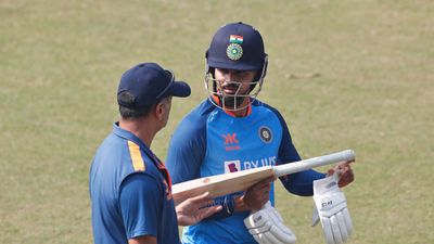 Ishan Kishan and Shreyas Iyer : राहुल द्रविड़ ने इशान किशन और श्रेयस अय्यर को सेंट्रल कॉन्ट्रेक्ट से बाहर करने पर झाड़ा पल्ला, कहा - 'मुझे नहीं पता' राहुल द्रविड़ के साथ श्रेयस अय्यर