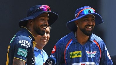 IPL 2024 से पहले पंड्या की टीम बनी चैंपियन, फाइनल मुकाबले में RCB के खिलाड़ी की टीम को बुरी तरह हराया IPL 2023 के दौरान हार्दिक पंड्या अपने भाई क्रुणाल पंड्या के साथ