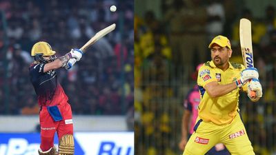 IPL में सबसे अधिक छक्के लगाने वाले टॉप- 5 जांबाज, 2024 में धोनी और कोहली में होगी कांटे की टक्कर  आईपीएल 2023 सीजन के दौरान शॉट खेलते विराट कोहली और महेंद्र सिंह धोनी