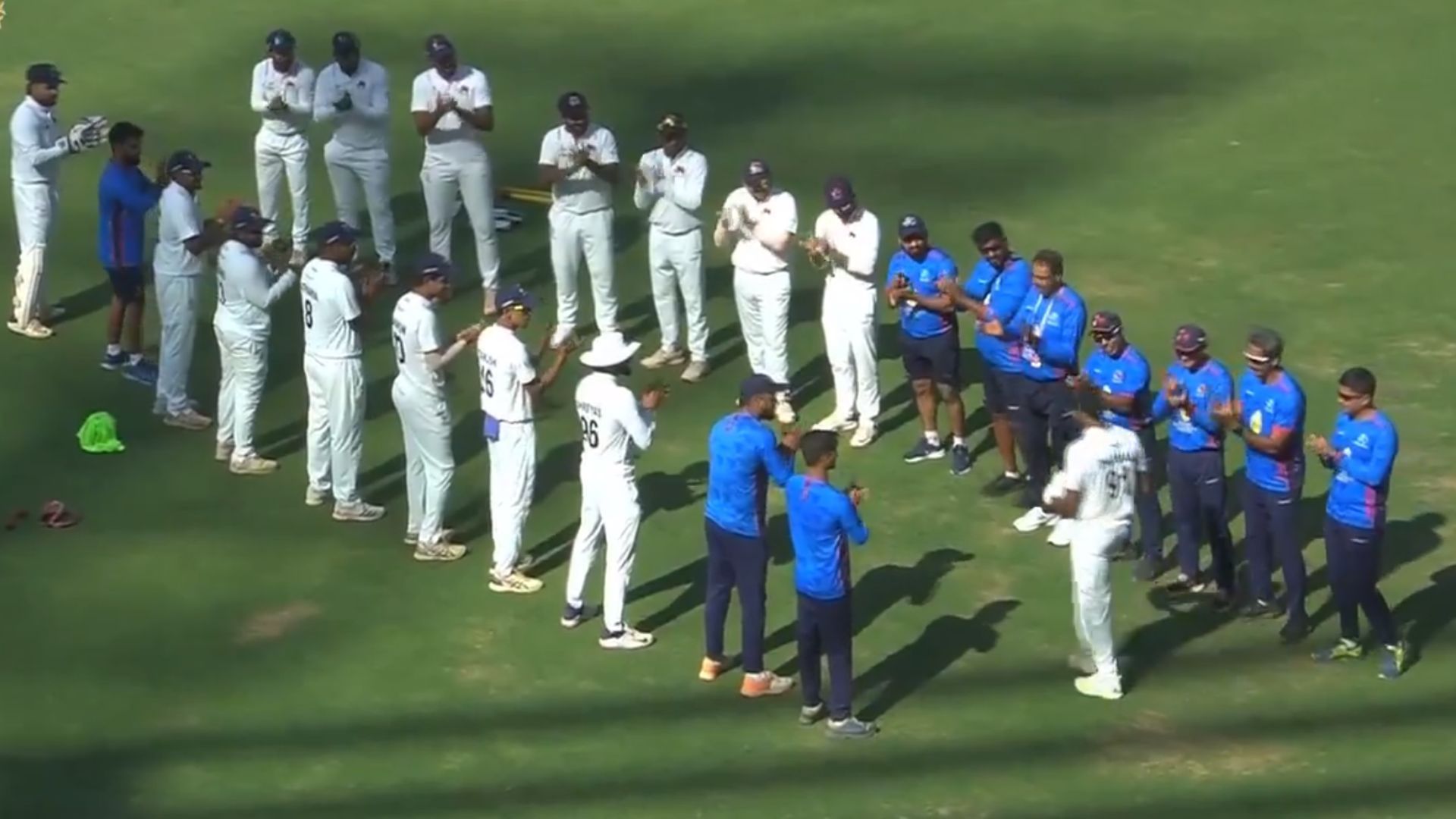 Video : 661 विकेट लेने वाले भारतीय पेसर को आखिरी मैच में मिला 'गार्ड ऑफ़ ऑनर', फाइनल में कहर बरसाकर मुंबई को दिलाई 119 रनों की बढ़त