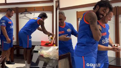 IPL 2024 के लिए मुंबई इंडियंस से जुड़े कप्तान हार्दिक पंड्या, ड्रेसिंग रूम में पहला कदम रखते ही भगवान गणेश को चढ़ाया भोग, फोड़ा नारियल Video भगवान गणेश की पूजा करते हुए मुंबई इंडियंस के कप्तान हार्दिक पंडृया