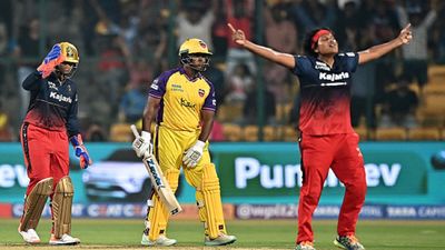 WPL 2024: RCB, UPW और GG के बीच एक स्थान के लिए लड़ाई, कैसे हो सकती हैं तीनों की प्लेऑफ में एंट्री? यहां जानें पूरा समीकरण आरसीबी की शोभना आशा (दाएं) यूपी वॉरियर्स की श्वेता सेहरावत (बीच में) के विकेट का जश्न मनाते हुए