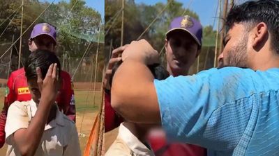 Rinku Singh, IPL 2024: जूनियर खिलाड़ी के सिर पर छक्के से लगी चोट तो दर्द से तड़प उठे रिंकू सिंह,  तूफानी बल्लेबाज ने फिर किया दिल जीतने वाला काम, Video  जूनियर खिलाड़ी की चोट को देखते हुए रिंकूु सिंह