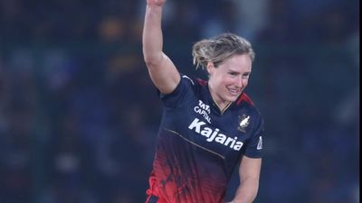 एलिस पैरी के दिव्यास्त्रों के आगे मुंबई इंडियंस नतमस्तक, 4 ओवर में चटकाए 6 विकेट, डब्ल्यूपीएल में रचा इतिहास एलिस पैरी डब्ल्यूपीएल में 6 विकेट लेने वाली पहली बॉलर बनी.