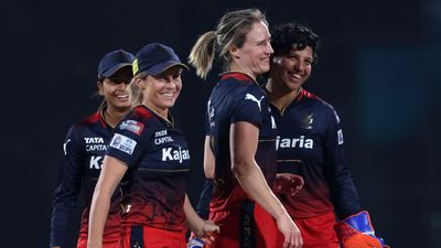 WPL 2024: एलिस पैरी के डबल धमाल से आरसीबी ने मुंबई को 7 विकेट से पीटा, कटाया प्लेऑफ का टिकट, यूपी-गुजरात बाहर एलिस पैरी ने मुंबई के खिलाफ जबरदस्त खेल दिखाया.