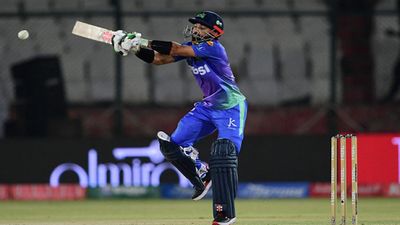 Pakistan Super League 2024: PSL का लीग स्टेज खत्म, अब मोहम्मद रिजवान और बाबर आजम के बीच होगी फाइनल के लिए टक्कर क्वेटा ग्लैडिटर्स के खिलाफ शॉट लगाते रिजवान
