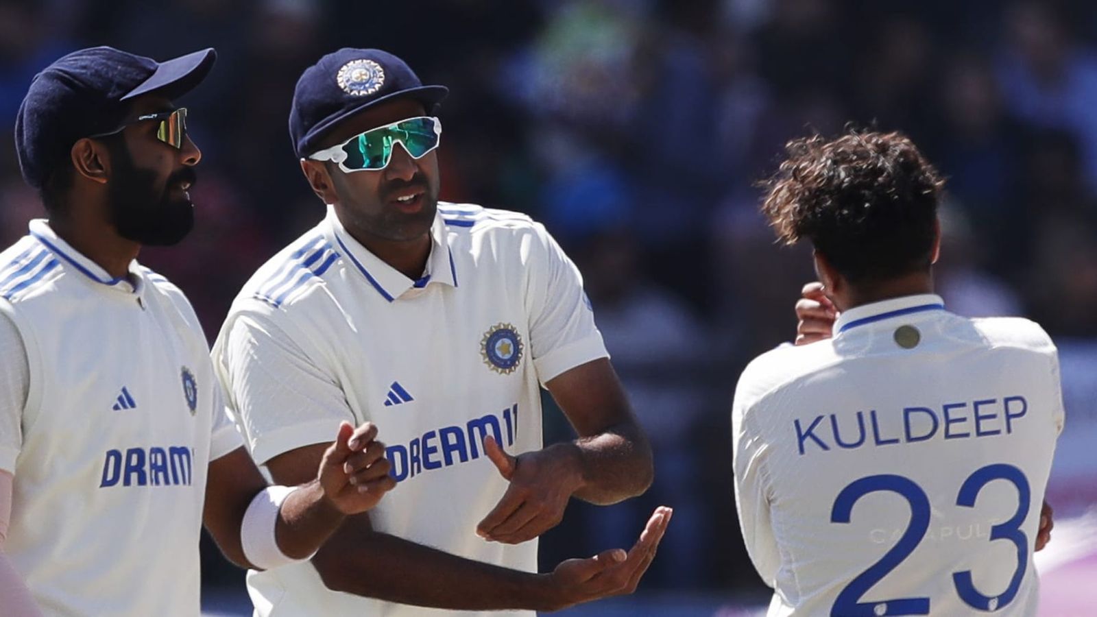 ICC Rankings: आर अश्विन ने जसप्रीत बुमराह से छीना टेस्ट का ताज, 26 अंग्रेजों का शिकार कर दुनिया में बने नंबर 1 ICC Rankings: आर अश्विन ने जसप्रीत बुमराह से छीना टेस्ट का ताज, 26 अंग्रेजों का शिकार कर दुनिया में बने नंबर 1