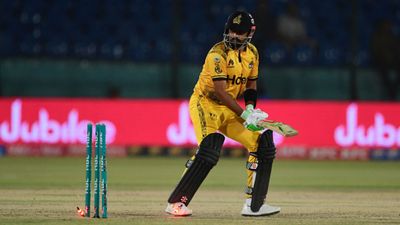 PSL : बाबर आजम की धीमी पारी पड़ी टीम पर भारी, रिजवान की मुल्तान सुल्तांस ने लगातार चौथी बार फाइनल में की एंट्री मैच के दौरान बोल्ड होने के बाद बाबर आजम