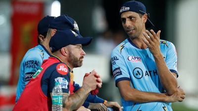 IPL 2024 से ठीक पहले गुजरात टाइटंस के खेमे से आई बड़ी खबर, हार्दिक पंड्या की तारीफों के पुल बांधने वाले धाकड़ बल्लेबाज ने किया संन्यास का ऐलान आईपीएल में मैच के दौरान आशीष नेहरा के साथ मैथ्यू वेड