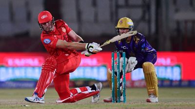 PSL : मार्टिन गप्टिल के धमाके से जीती शादाब खान की टीम, एलिमिनेटर में हारकर क्वेटा हुई बाहर   PSL 2024 के एलिमिनेटर मुकाबले के दौरान शॉट खेलते मार्टिन गप्टिल