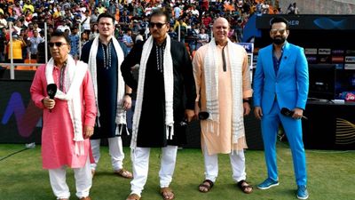 IPL 2024 के कमेंटेटर्स का ऐलान, हिंदी में 19 तो इंग्लिश में 26 दिग्गज शामिल, ये 5 सितारे पहली बार आएंगे नज़र आईपीएल 2024 कमेंट्री में कई बड़े नाम शामिल हैं.