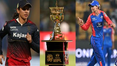 DC vs RCB WPL 2024 Final Live Streaming: दिल्ली कैपिटल्स और रॉयल चैलेंजर्स बैंगलोर के बीच ऐतिहासिक फाइनल, कब और कहां देखें टेलीकास्ट और लाइव स्ट्रीमिंग आरसीबी की कप्तान स्मृति मांधना (बाएं) और दिल्ली की कप्तान मेग लेंनिंग (दाएं))
