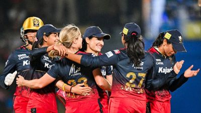 WPL 2024 Final: RCB ने रचा इतिहास, दिल्ली कैपिटल्स को उसी के घर पर 8 विकेट से शिकस्त देकर पहली बार जीता WPL का खिताब, छा गई सोफी- पेरी रॉयल चैलेंजर्स बैंगलोर