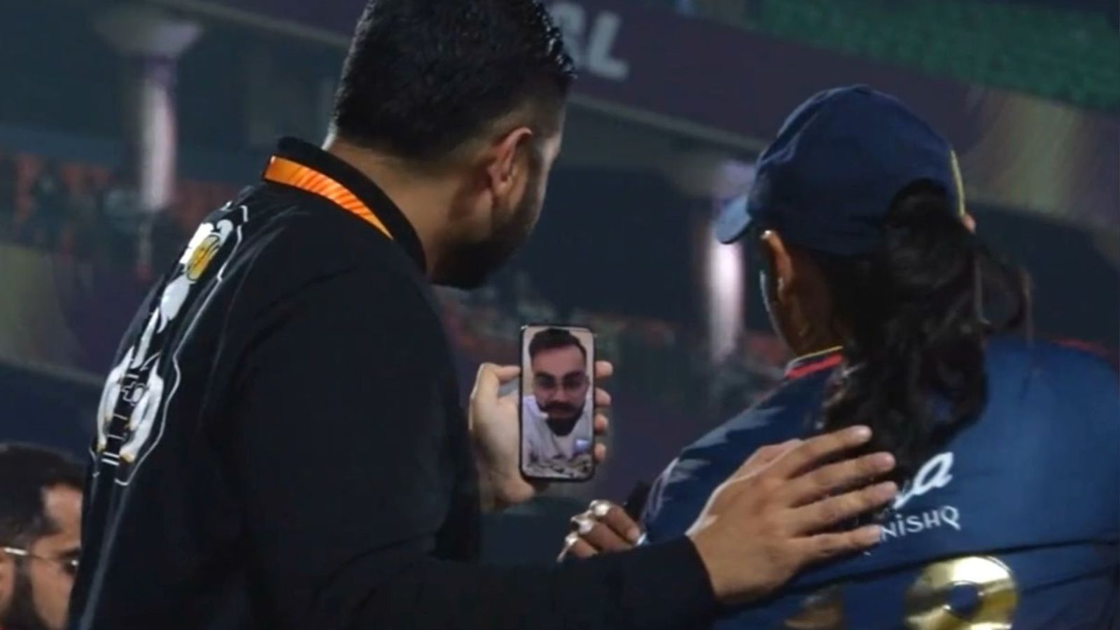 Virat Kohli ने आरसीबी के WPL चैंपियन बनते ही स्मृति मांधना को किया वीडियो कॉल, पूरी टीम को दी बधाई, फोटो वायरल Virat Kohli ने आरसीबी के WPL चैंपियन बनते ही स्मृति मांधना को किया वीडियो कॉल, पूरी टीम को दी बधाई, फोटो वायरल