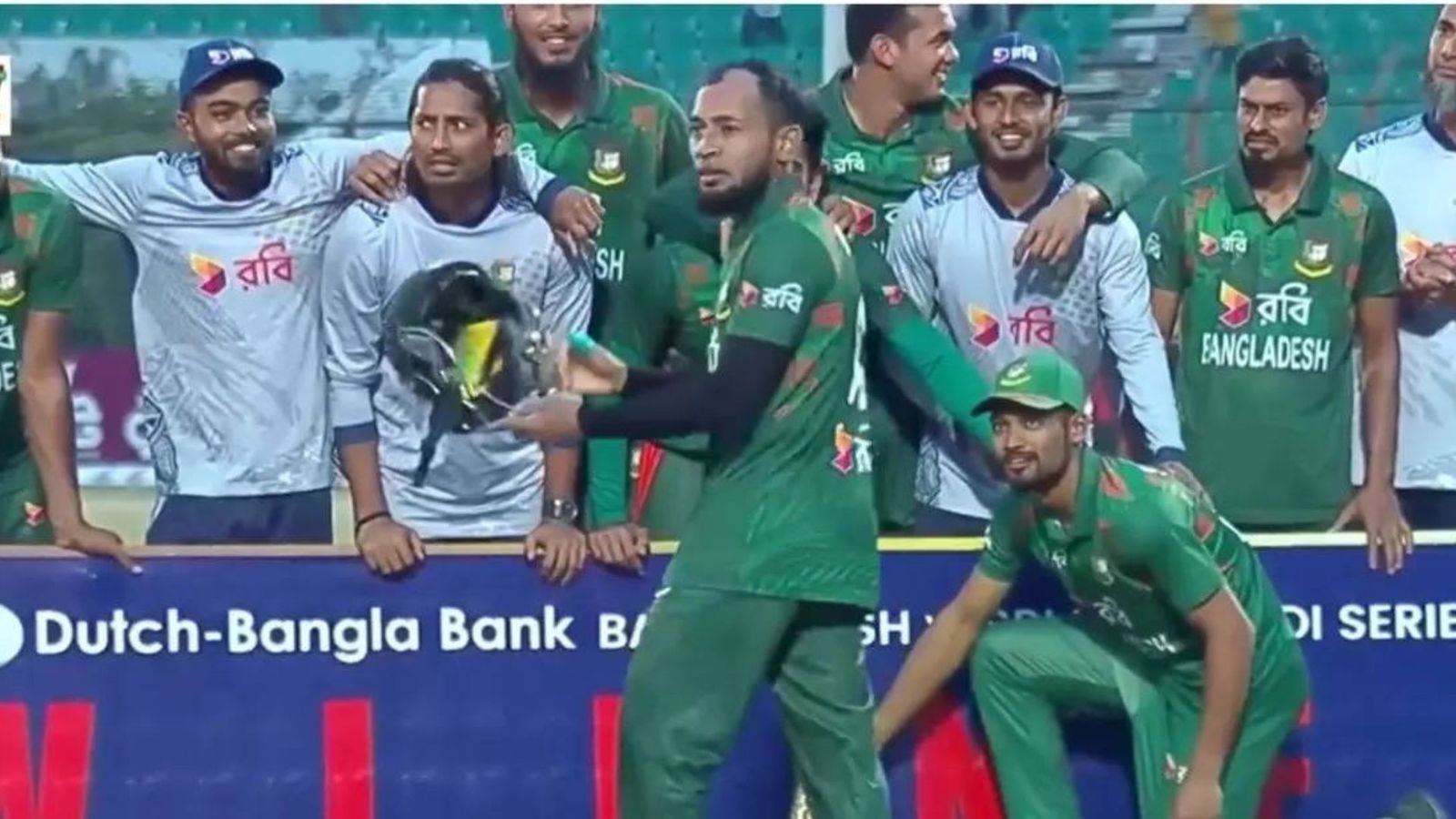 SL vs BAN: सुधरने का नाम नहीं ले रही है बांग्लादेश की क्रिकेट टीम, सीरीज जीतते ही कर दी ऐसी हरकत, अब मुशफिकुर ने किया ट्रोल, VIDEO SL vs BAN: सुधरने का नाम नहीं ले रही है बांग्लादेश की क्रिकेट टीम, सीरीज जीतते ही कर दी ऐसी हरकत, अब मुशफिकुर ने किया ट्रोल, VIDEO