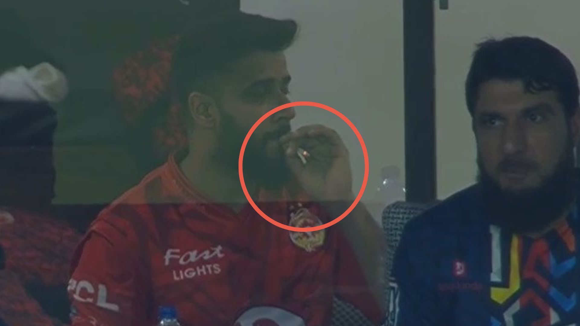 PSL 2024 Final में इमाद वसीम ने 5 विकेट लेकर काटा गदर, फिर ड्रेसिंग रूम के भीतर सुलगाई सिगरेट, VIDEO में धुआं उड़ाते दिखे