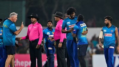 बड़ी खबर: SRH को बड़ा झटका, टेस्ट रिटायरमेंट से वापस लौटने वाले क्रिकेटर पर ICC ने लगाया बैन, अब नहीं खेल पाएंगे इतने मैच वानिंदु हसरंगा