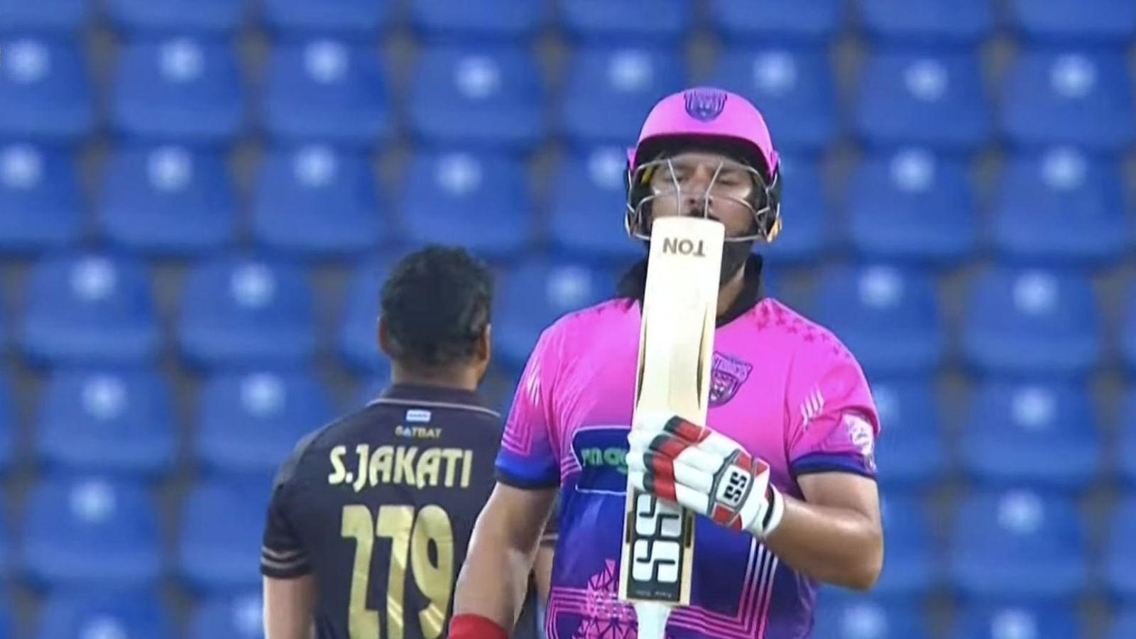 LCT, Final : युवराज सिंह की विस्फोटक पारी गई बेकार, फाइनल मुकाबले में 20 रन से जीतकर राजस्थान बनी चैंपियन LCT, Final : युवराज सिंह की विस्फोटक पारी गई बेकार, फाइनल मुकाबले में 20 रन से जीतकर राजस्थान बनी चैंपियन