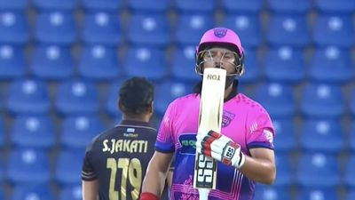 LCT, Final : युवराज सिंह की विस्फोटक पारी गई बेकार, फाइनल मुकाबले में 20 रन से जीतकर राजस्थान बनी चैंपियन Legends Cricket Trophy के फाइनल मैच में आउट होने के बाद युवराज सिंह (फोटो क्रेडिट - स्टारस्पोर्ट्स