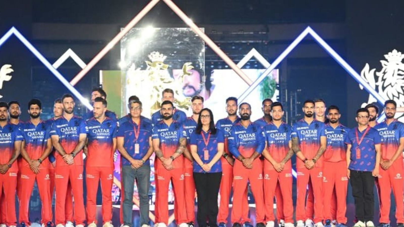RCB IPL 2024 Schedule: रॉयल चैलेंजर्स बेंगलुरु की टीम कब- कहां और किसके खिलाफ खेलेगी मैच, यहां जाने पूरा शेड्यूल अनबॉक्स इवेंट में पोज देती रॉयल चैलेंजर्स बैंगलोर की पूरी टीम