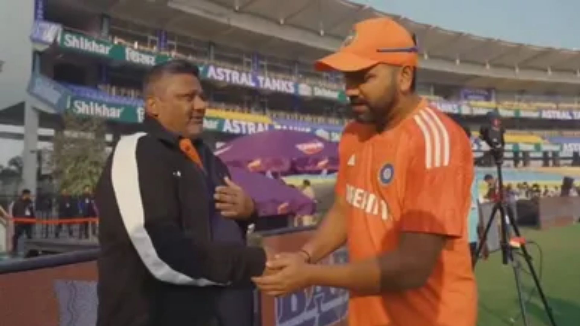 'मैं सरफराज खान के पिता के साथ खेला और उनकी खतरनाक बैटिंग...', रोहित शर्मा ने युवा खिलाड़ी के टेस्ट डेब्यू पर किया दिलचस्प खुलासा 