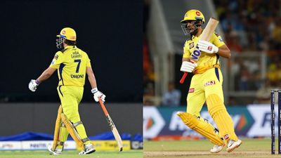 IPL 2024: ऋतुराज गायकवाड़ चेन्नई सुपरकिंग्स के चौथे कप्तान, धोनी के अलावा ये दो दिग्गज भी संभाल चुके हैं टीम की कमान आईपीएल 2023 के दौरान आउट होकर मैदान से बाहर जाते महेंद्र सिंह धोनी और दूसरी तरफ शॉट खेलते ऋतुराज