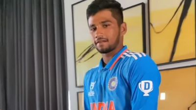 मुशीर खान ने 38 गेंदों में ठोकी सेंचुरी, सरफराज के साथ ओपनिंग करने उतरे छोटे भाई ने उड़ाई 29 बाउंड्री मुशीर खान ने 155 रन की तूफानी पारी खेली