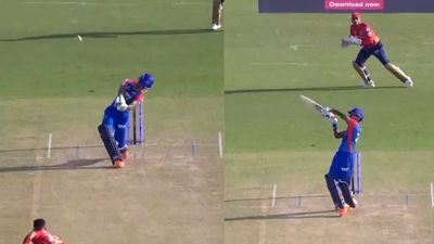 PBKS vs DC : 4,6,4,4,6...आखिरी ओवर में 11.75 करोड़ वाले गेंदबाज की हेकड़ी निकालने वाला कौन है अभिषेक पोरेल? जिसने छह गेंद में 25 रन कूट लूटी महफिल, देखें Video पंजाब के खिलाफ मैच के दौरान शॉट्स लगाते अभिषेक पोरेल