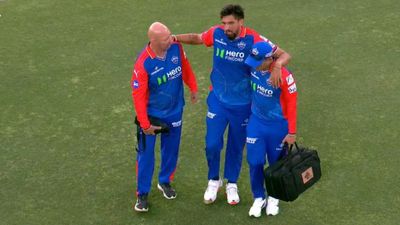 Ishant Sharma Injured : दिल्ली कैपिटल्स को लगा तगड़ा झटका! इशांत शर्मा के चोटिल होकर बाहर जाने से पंत की बढ़ी टेंशन पंजाब के खिलाफ चोटिल होने के बाद मैदान से बाहर जाते इशांत शर्मा