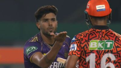 KKR vs SRH : KKR के गेंदबाज ने मयंक अग्रवाल को OUT करने के फ्लाइंग किस देकर भेजा पवेलियन, घूरता रह गया बैटर, Video हुआ वायरल  मयंक अग्रवाल को फ्लाइंग किस देकर पवेलियन भेजते केकेआर के हर्षित राणा