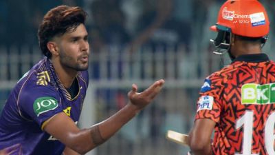 KKR vs SRH, IPL 2024: रातोंरात स्टार बने हर्षित राणा को मिली तगड़ी सजा, कोलकाता को जीत दिलाने के बाद आधी से ज्यादा कट गई मैच फीस फ्लाइंग किस देकर मयंक अग्रवाल के विकेट का जश्न मनाते हर्षित राणा
