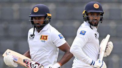 IPL 2024 में नहीं मिला मौका तो इन दो खिलाड़ियों ने बांग्लादेश पर उतारा गुस्सा, दोनों पारियों में टेस्ट शतक ठोक उड़ाया गर्दा, रचा इतिहास धनंजय डिसिल्वा और कामिंडु मेंडिस दोनों ने बांग्लादेश के खिलाफ शतक लगाए.