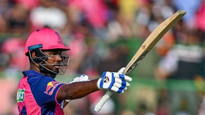 Sanju Samson Record : संजू सैमसन ने पहले मैच में 6 छक्के से खेली 82 रनों की तूफानी पारी, एबी डिविलियर्स के ख़ास क्लब में बनाई जगह लखनऊ के खिलाफ मैच में फिफ्टी जड़ने के बाद बल्ला दिखाते संजू सैमसन