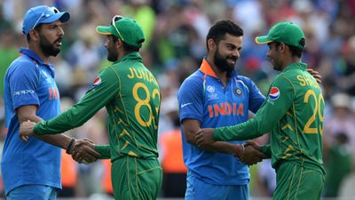 2025 ICC Champions Trophy : भारतीय टीम चैंपियंस ट्रॉफी के लिए पाकिस्तान नहीं आई तो? PCB चेयरमैन बोले- हमारे यहां टूर्नामेंट नहीं होगा... 2017 आईसीसी चैंपियंस ट्रॉफी के दौरान विराट कोहली और युवराज सिंह के साथ पाकिस्तान के खिलाड़ी