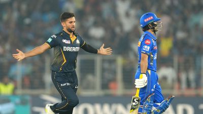 Ishan Kishan : BCCI सेंट्रल कॉन्ट्रेक्ट से बाहर होने वाले इशान किशन का डिब्बा गोल, 4 महीने बाद बिना रन बनाए लौटे पवेलियन  गुजरात के खिलाफ अज़मतुल्लाह उमरज़ई की गेंद पर आउट होने के बाद पवेलियन जाते इशान किशन