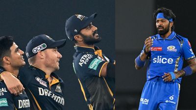 IPL 2024, GT vs MI : हार्दिक पंड्या पर भारी पड़े शुभमन गिल, 6 गेंद 19 रनों के रोमांच में गुजरात ने 6 रन से मुंबई को दी मात GT vs MI मैच के दौरान अपनी टीम के खिलाड़ियों संग शुभमन गिल और दूसरी तरफ हार्दिक पंड्या