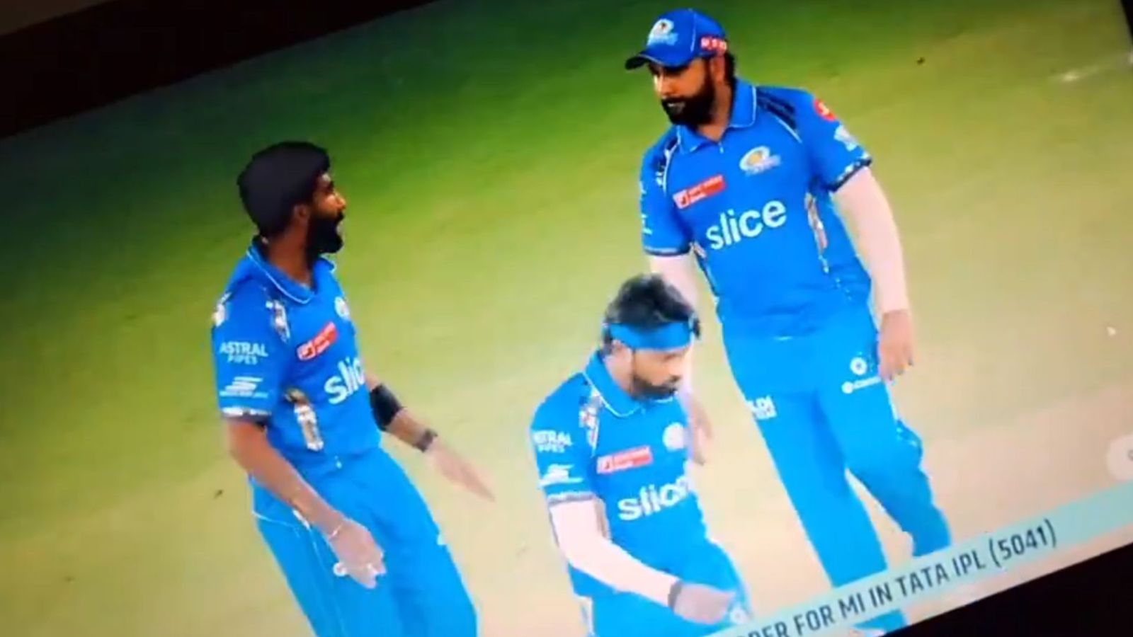GT vs MI : हार्दिक पंड्या पर बीच मैदान में बरसे बुमराह और रोहित शर्मा, कप्तान को पीठ पीछे काफी कुछ कहते आए नजर, Video से खुला बड़ा राज GT vs MI : हार्दिक पंड्या पर बीच मैदान में बरसे बुमराह और रोहित शर्मा, कप्तान को पीठ पीछे काफी कुछ कहते आए नजर, Video से खुला बड़ा राज