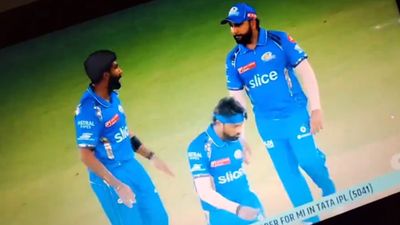 GT vs MI : हार्दिक पंड्या पर बीच मैदान में बरसे बुमराह और रोहित शर्मा, कप्तान को पीठ पीछे काफी कुछ कहते आए नजर, Video से खुला बड़ा राज  गुजरात के खिलाफ मैच के दौरान रोहित शर्मा, हार्दिक पंड्या और जसप्रीत बुमराह (फोटो क्रेडिट -