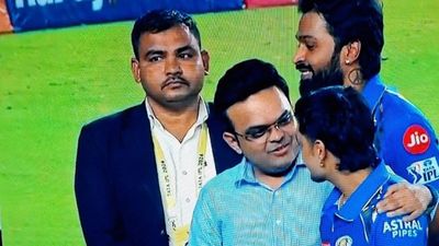 IPL 2024, GT vs MI Ishan Kishan : इशान किशन से जय शाह की गुजरात में ख़ास बातचीत, क्या सेंट्रल कॉन्ट्रेक्ट पर बदेलगा फैसला? गुजरात के खिलाफ मैच के बाद इशान किशन से बात करते बीसीसीआई के सचिव जय शाह