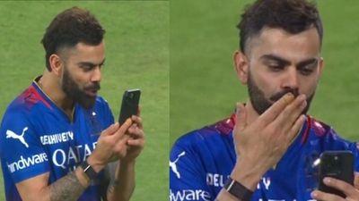 विराट कोहली ने मैच जीतते ही अनुष्का शर्मा को लगाया वीडियो कॉल, अकाय-वामिका से की बात, देखिए प्यारा सा Video विराट कोहली IPL 2024 में टीम की जीत के बाद परिवार से बात करते दिखे.