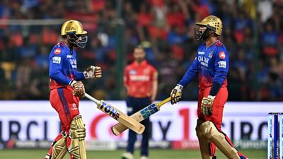 RCB vs PBKS : महिपाल लोमरोड़ के छक्का लगाते ही क्यों घबरा गए दिनेश कार्तिक और फौरन उनसे क्या कहा? जीत के बाद खुद किया खुलासा पंजाब के खिलाफ मैच बल्लेबाजी के दौरान दिनेश कार्तिक और महिपाल लोमरोड़