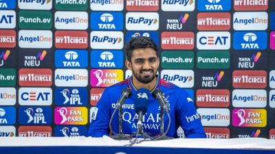 RCB vs PBKS : महिपाल लोमरोड़ ने 8 गेंद में 17 रन ठोक RCB को जीत दिलाने के बाद किया बड़ा खुलासा, कहा - दिनेश कार्तिक ने मुझे...  आरसीबी की जीत के बाद प्रेस कांफ्रेंस के दौरान महिपाल लोमरोड़ (फोटो क्रेडिट -iplt20.com)