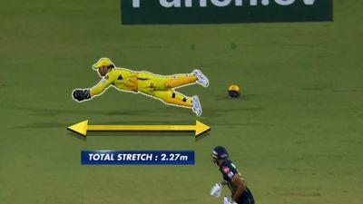 CSK vs GT: एमएस धोनी-अजिंक्य रहाणे की हवाई कलाबाजियां देखकर दांतों तले दबा लेंगे अंगुली, पकड़े ऐसे जबरदस्त कैच जिन्हें देख युवा भी होंगे हैरान, देखिए Videos एमएस धोनी ने विजय शंकर का कैच डाइव लगाकर पकड़ा.